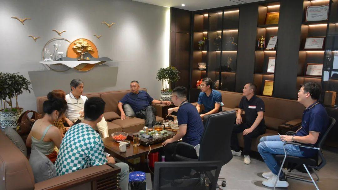 微水泥新品廣受關注，吸引中國建筑衛(wèi)生陶瓷協會宮秘書長前來參觀考察！